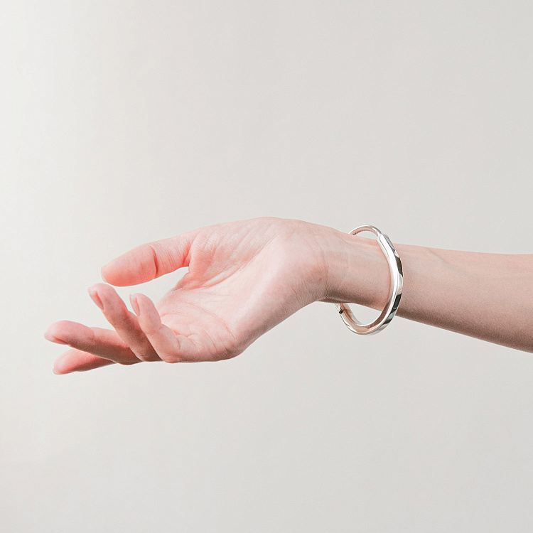 Жесткий браслет Lock в белом золоте б05716 от ювелирного магазина Оникс - 1