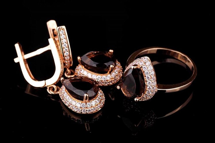 Золотое кольцо с дымчатым топазом и фианитами к02327 от ювелирного магазина Оникс - 3