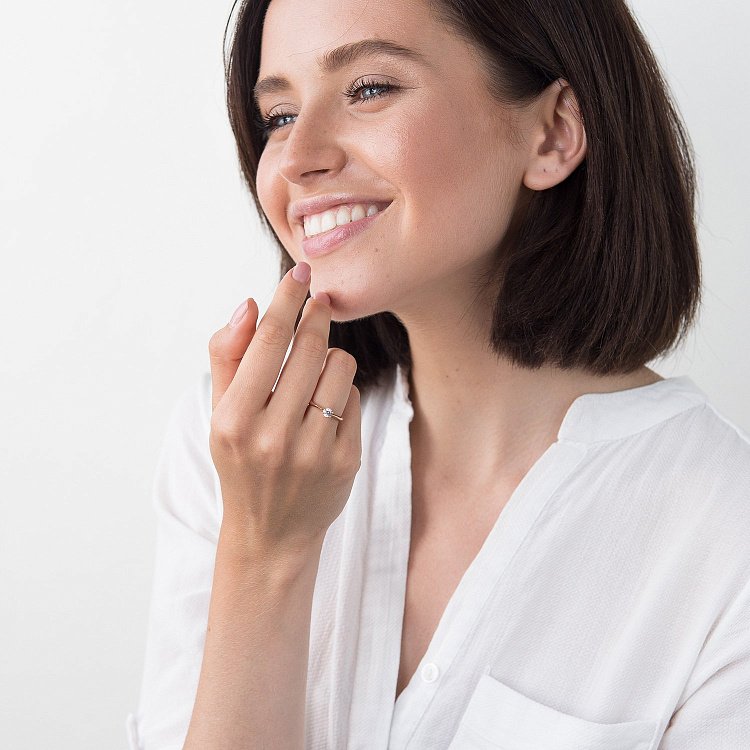 Золота заручальна каблучка з фіанітом к06241 від ювелірного магазину Онікс - 3