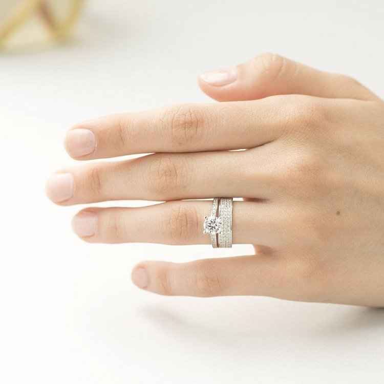 Золота каблучка (фіаніти) к05362 від ювелірного магазину Онікс - 3