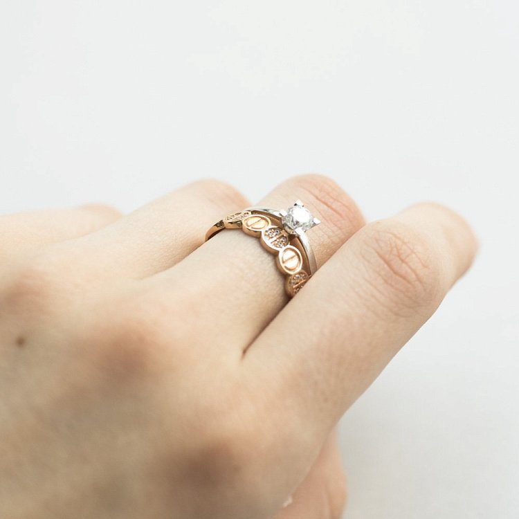 Золотое кольцо с фианитами к05564 от ювелирного магазина Оникс - 3