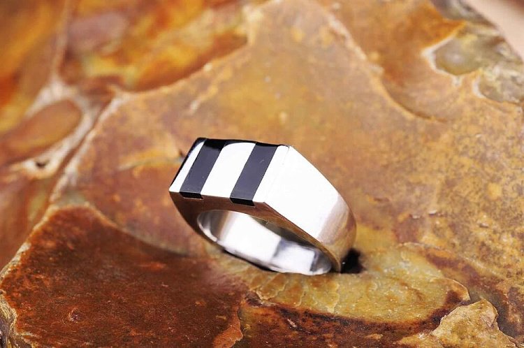 Кольцо с эмалью 111177 от ювелирного магазина Оникс - 1