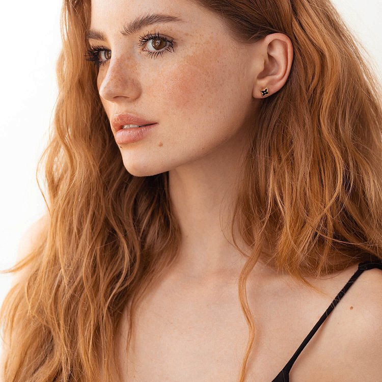 Асиметричні золоті сережки - пусети "Конюшина" (емаль) 311383100 від ювелірного магазину Онікс - 4