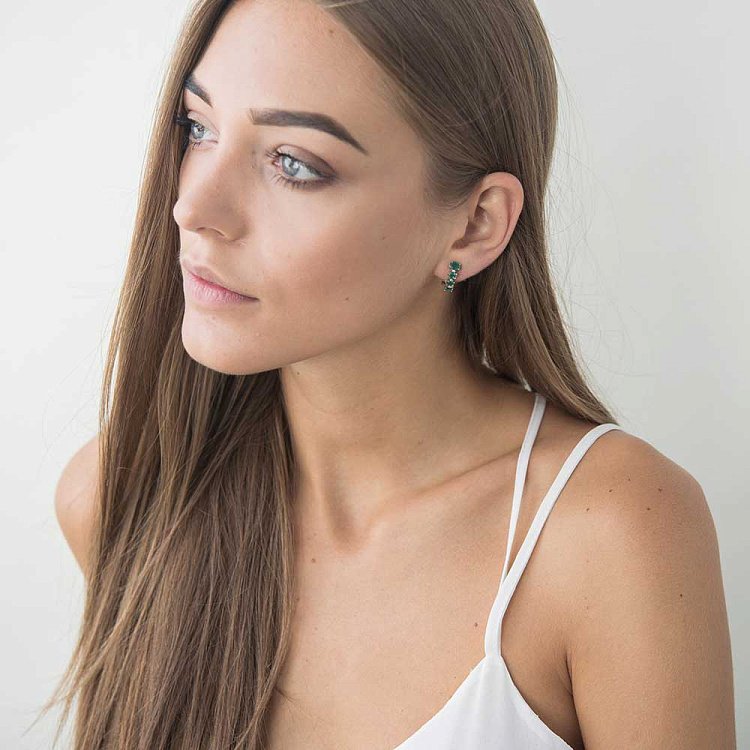 Золотые серьги с изумрудами и бриллиантами E11170Eaj от ювелирного магазина Оникс - 2