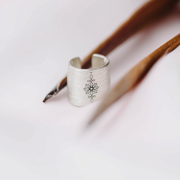 Серебряная серьга-каффа "Цветок" (матовая) 122703цв от ювелирного магазина Оникс - 3