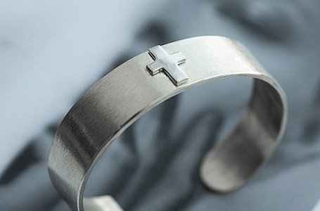 Что такое разомкнутые браслеты? Как правильно подбирать украшение на руку?