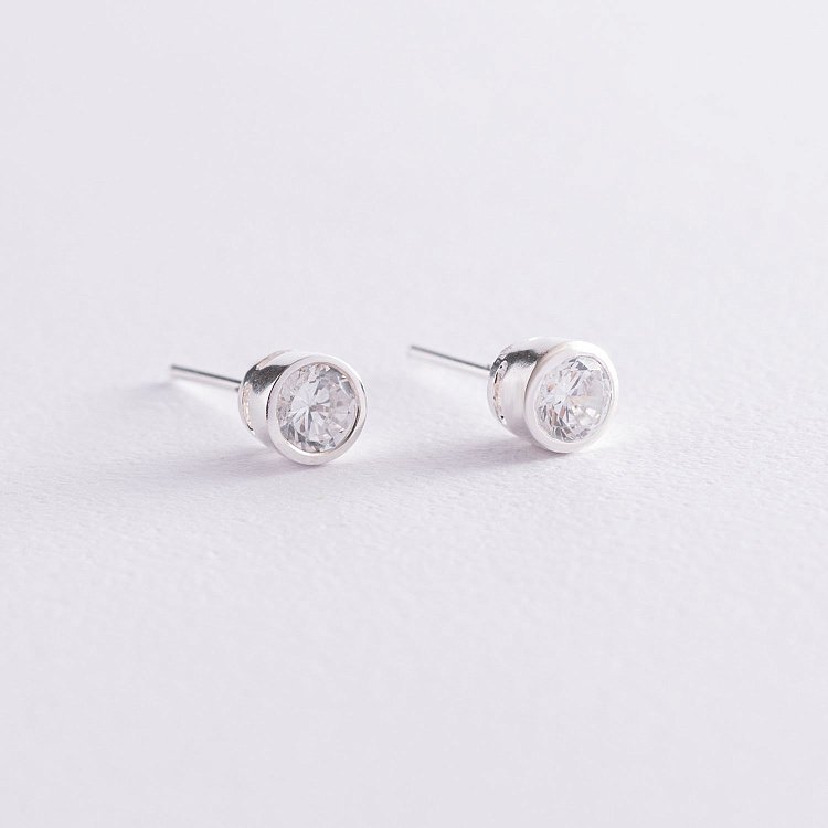 Срібні сережки - пусети з фіанітами 121251 від ювелірного магазину Онікс