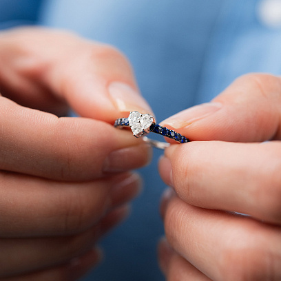 Золота каблучка "Сердечко" з діамантами і сапфірами кб0667va №4