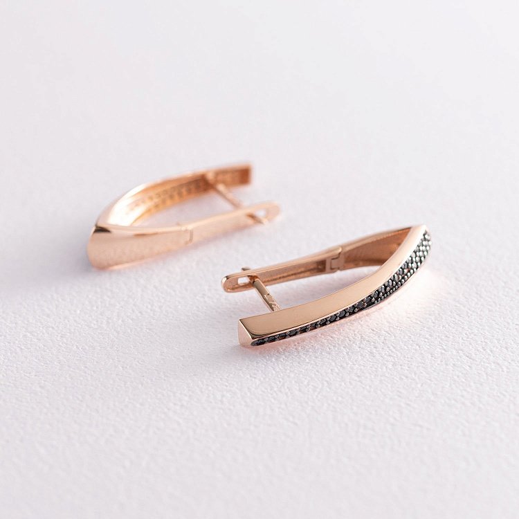 Золотые серьги на английской застежке (черные фианиты) с07156 от ювелирного магазина Оникс