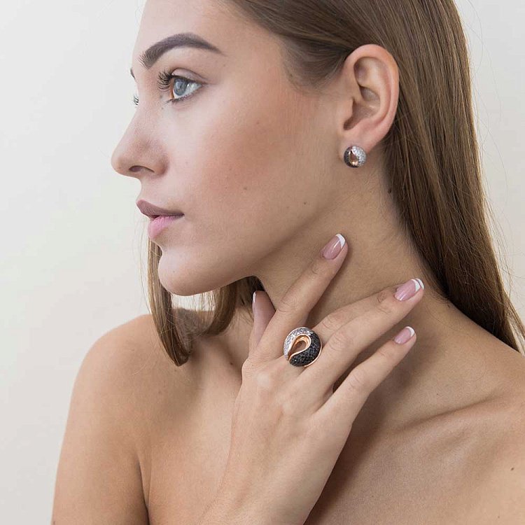 Золоті сережки-пусети з чорними фіанітами 28708902 від ювелірного магазину Онікс - 5