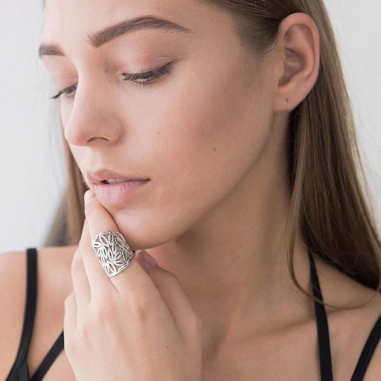 Серебряное кольцо 111740 от ювелирного магазина Оникс