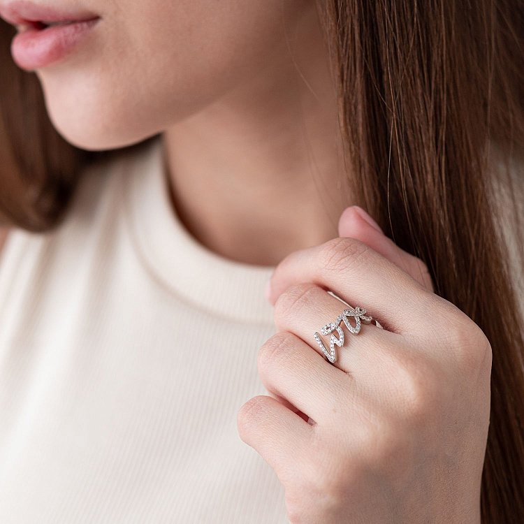 Серебряное кольцо "Love" (фианиты) 112040 от ювелирного магазина Оникс - 1