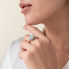 Серебряное кольцо с голубым топазом и фианитами 111461 от ювелирного магазина Оникс - 1