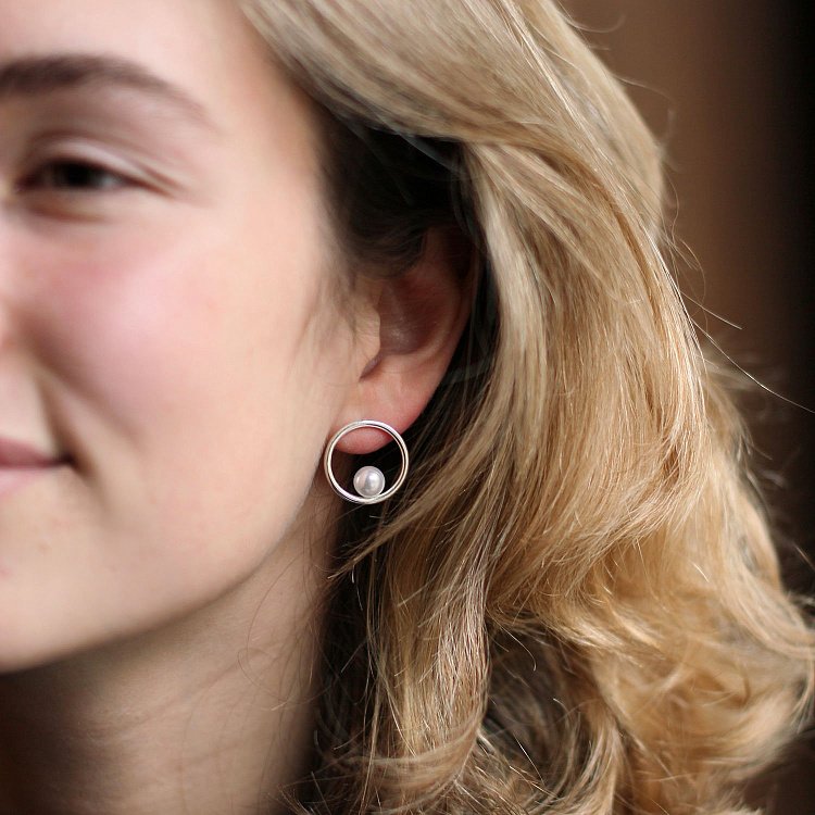 Серебряные серьги-пусеты "Круговорот" с жемчугом 122551 от ювелирного магазина Оникс - 15