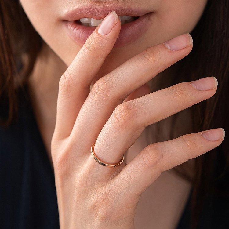 Золота каблучка з фіанітами в стилі мінімалізм к06556 від ювелірного магазину Онікс - 3