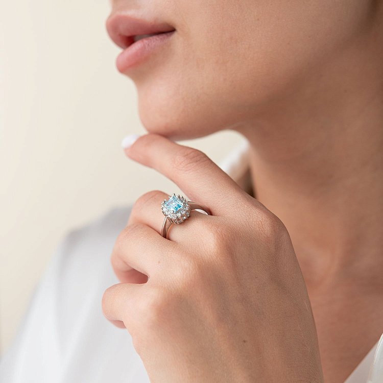 Серебряное кольцо с голубым топазом и фианитами 111461 от ювелирного магазина Оникс - 1