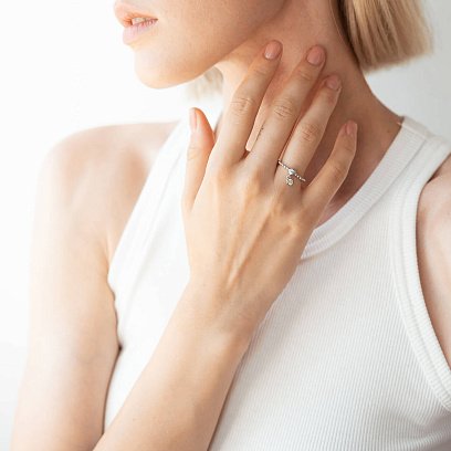 Каблучка в білому золоті з фіанітами к07056 №6