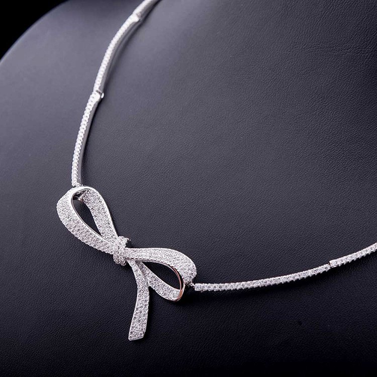 Серебряное колье "Бантик" с фианитами 18274 от ювелирного магазина Оникс