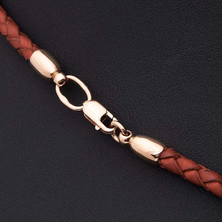 Кожаный коричневый шнурок с золотой гладкой застежкой (3мм) кол00940 от ювелирного магазина Оникс - 1