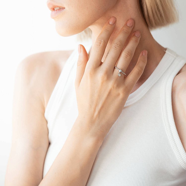 Каблучка в білому золоті з фіанітами к07056 від ювелірного магазину Онікс - 5