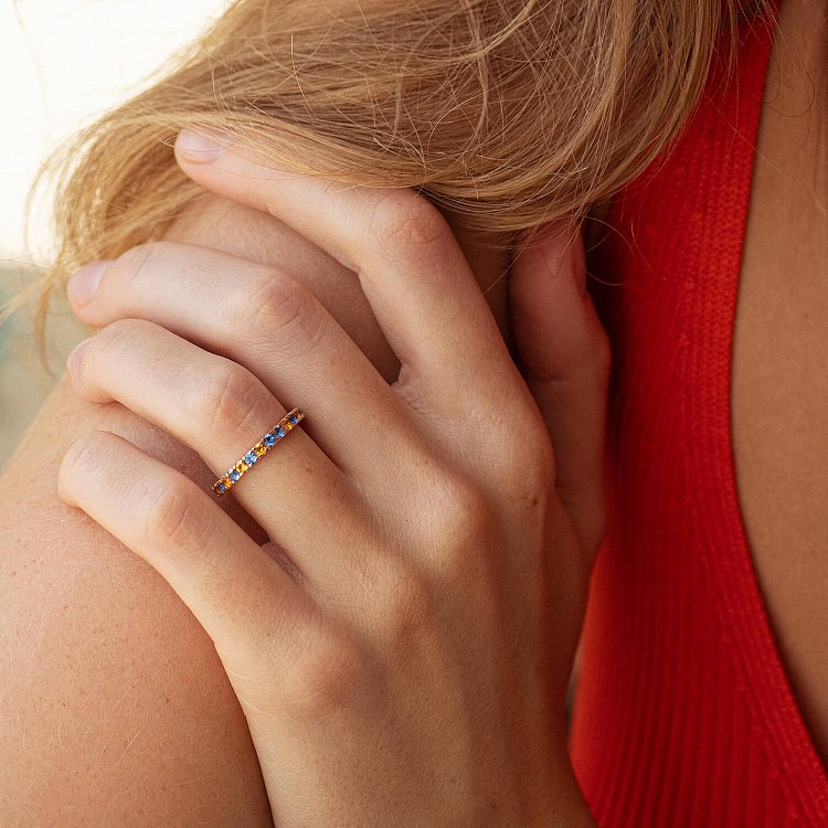 Кольцо с дорожкой голубых и желтых камней (красное золото) 815к от ювелирного магазина Оникс - 2