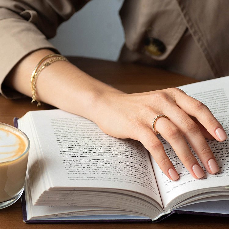 Жесткий браслет из желтого золота б03032 от ювелирного магазина Оникс - 4