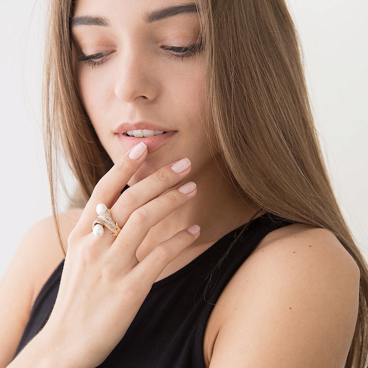 Золотое кольцо с жемчугом и фианитами к03813 от ювелирного магазина Оникс - 5