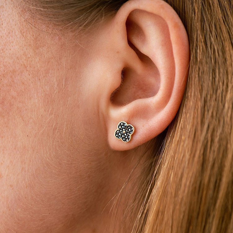 Золоті сережки - пусети "Конюшина" з чорними фіанітами с07938 від ювелірного магазину Онікс - 1