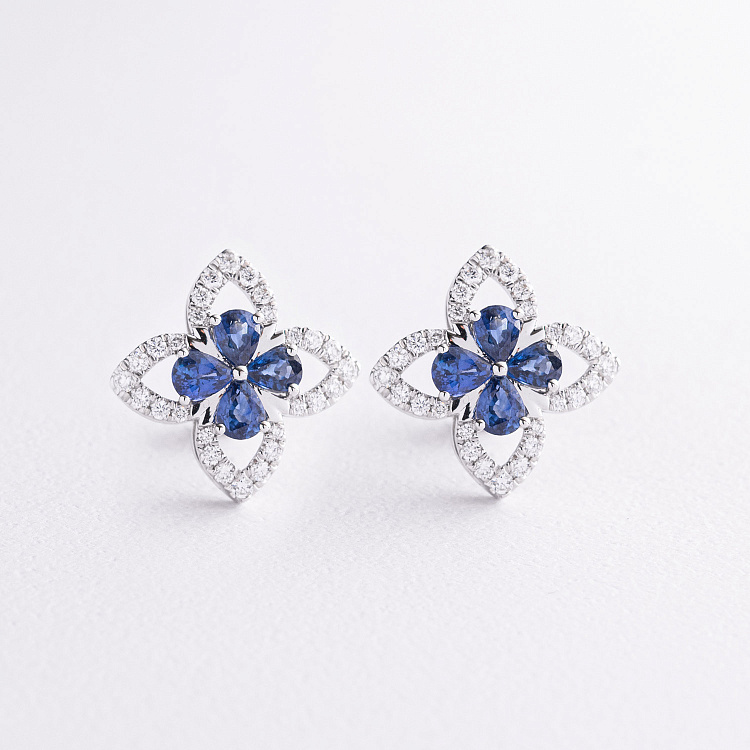 Серьги - пусеты "Клевер" в белом золоте (бриллианты, сапфиры) сб0701sm от ювелирного магазина Оникс