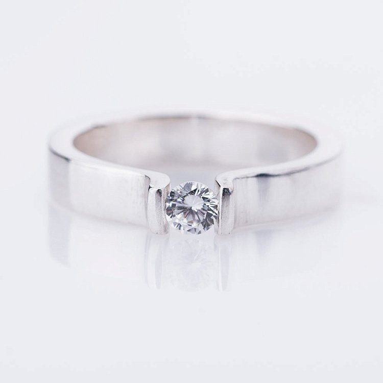 Серебряное кольцо (фианит) 111926 от ювелирного магазина Оникс - 2