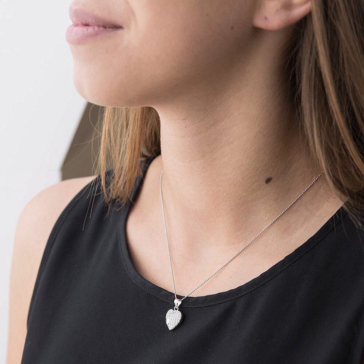 Срібна підвіска "Серце" з фіанітами 132251 від ювелірного магазину Онікс