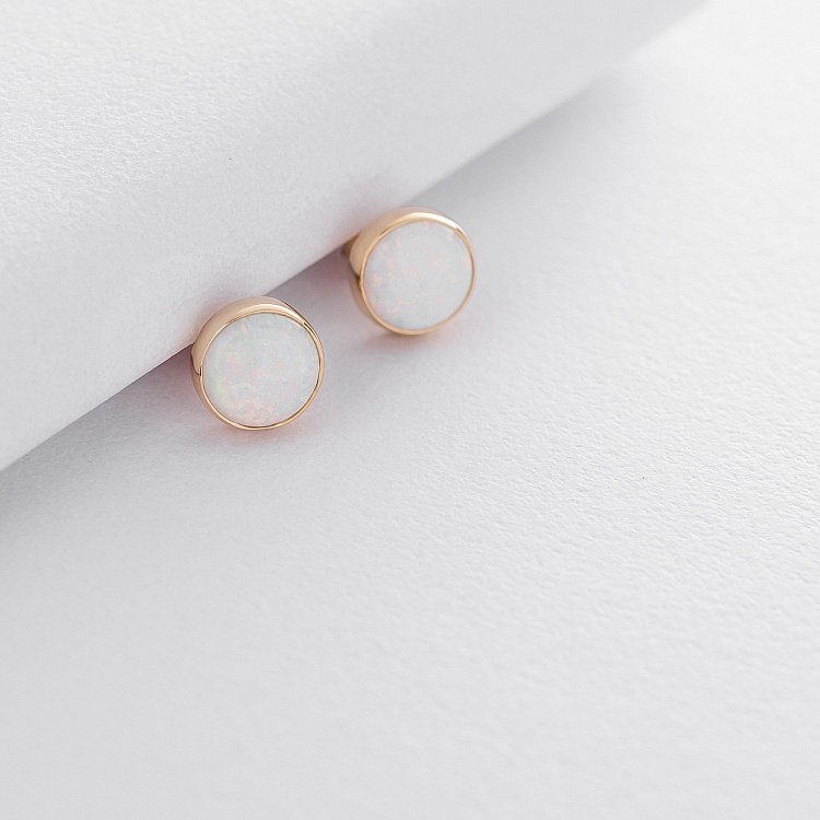 Золотые серьги-пусеты "Сияние" (синт. опал) 9 мм с07746 от ювелирного магазина Оникс - 7