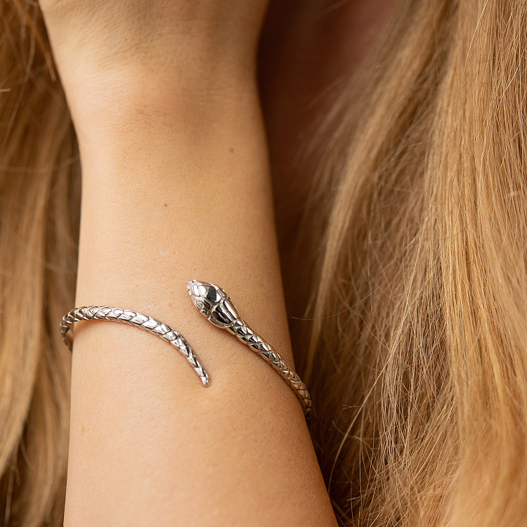 Жесткий браслет "Змея" в белом золоте (фианиты) б05530 от ювелирного магазина Оникс - 1