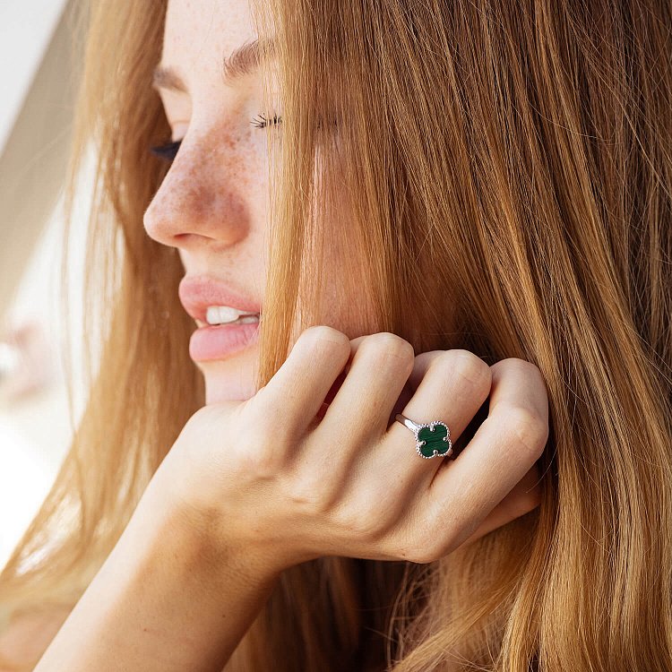 Кольцо "Клевер" в белом золоте (малахит) к07485 от ювелирного магазина Оникс - 3