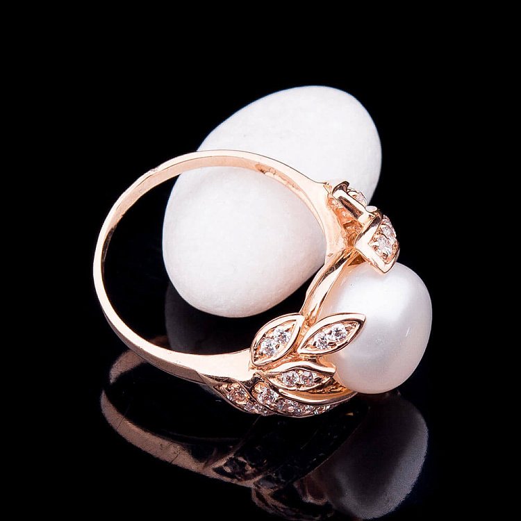 Золотое кольцо с культивированным пресноводным жемчугом и фианитами к03812 от ювелирного магазина Оникс - 1