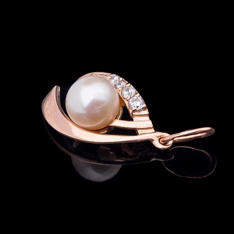 Золотая подвеска с культ. пресн. жемчугом и фианитами п01402 от ювелирного магазина Оникс