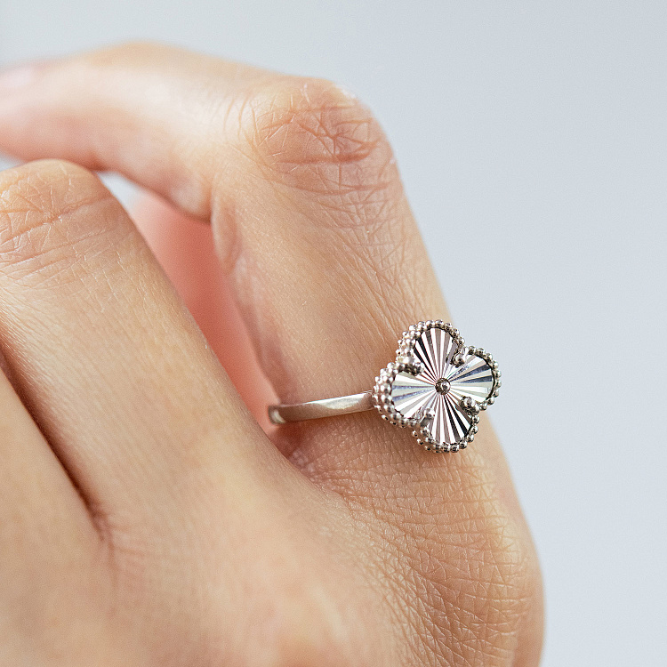 Срібна каблучка "Конюшина" 112834 від ювелірного магазину Онікс - 1