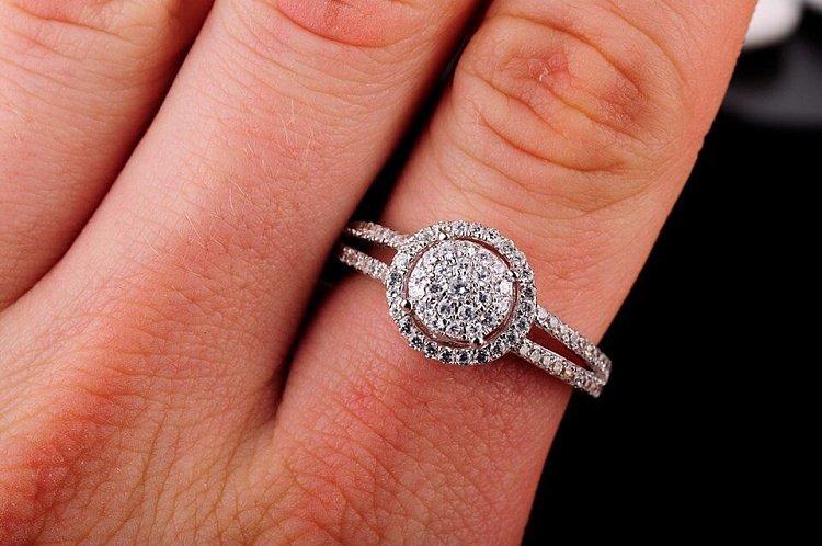 Срібний перстень з фіанітами 111422 від ювелірного магазину Онікс - 3