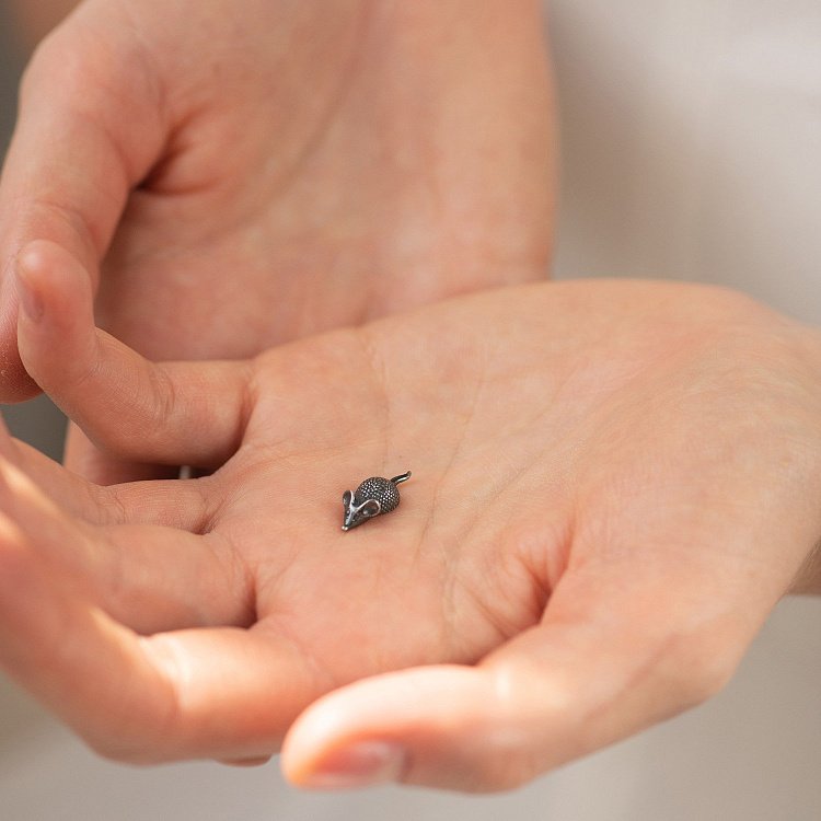 Серебряный сувенир "Кошельковая мышь" 23476 от ювелирного магазина Оникс - 1