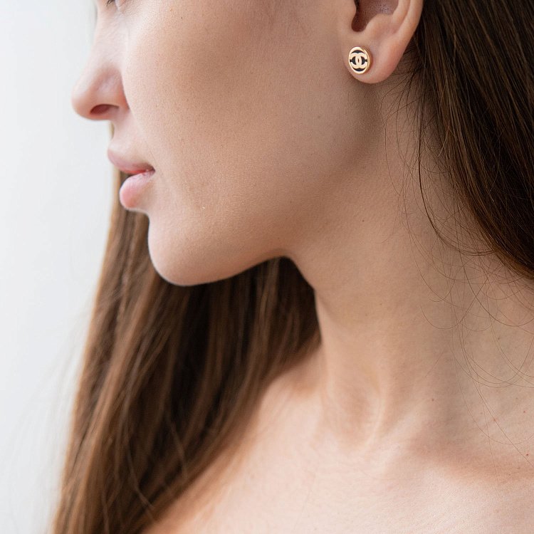 Сережки - пусети в жовтому золоті (емаль) с07172 від ювелірного магазину Онікс - 1