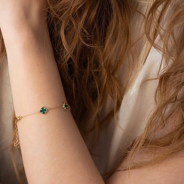Браслет "Клевер" с малахитом mini (желтое золото) б05251 от ювелирного магазина Оникс - 1