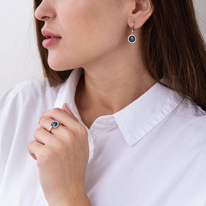 Золотое кольцо с белыми и синими фианитами к06831 №3