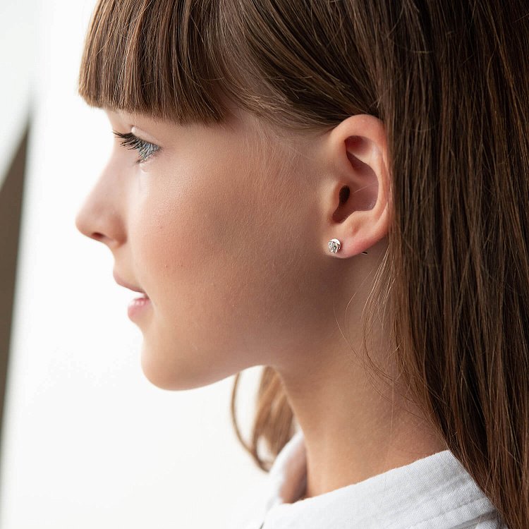 Серебряные серьги - пусеты с фианитами 121787 от ювелирного магазина Оникс - 1