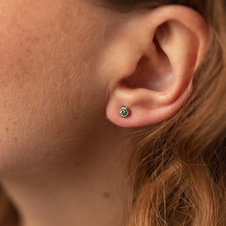 Золоті сережки - пусети с цаворитами сб0184gl від ювелірного магазину Онікс - 1