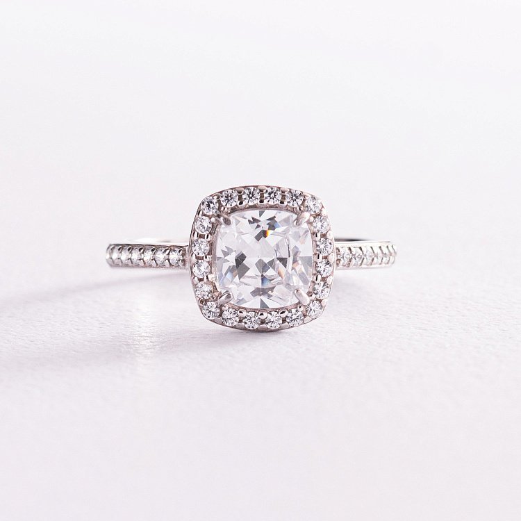 Серебряное кольцо с белыми фианитами 112641 от ювелирного магазина Оникс