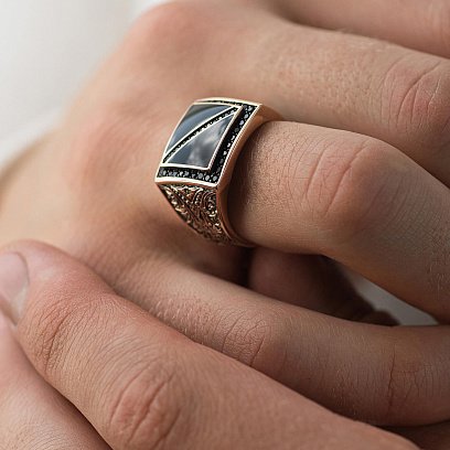 Золотая печатка с ониксом и фианитами к05456 №3