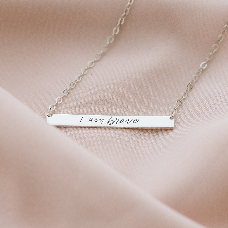 Серебряное колье с гравировкой "Смелость" 18978см от ювелирного магазина Оникс