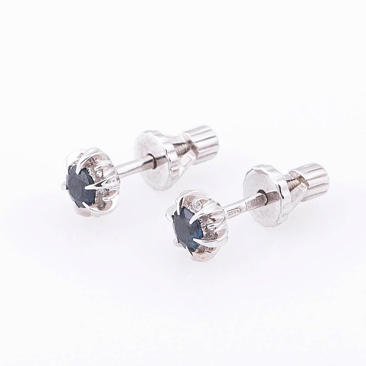 Золоті сережки-пусети з сапфіром і діамантами 23298 від ювелірного магазину Онікс