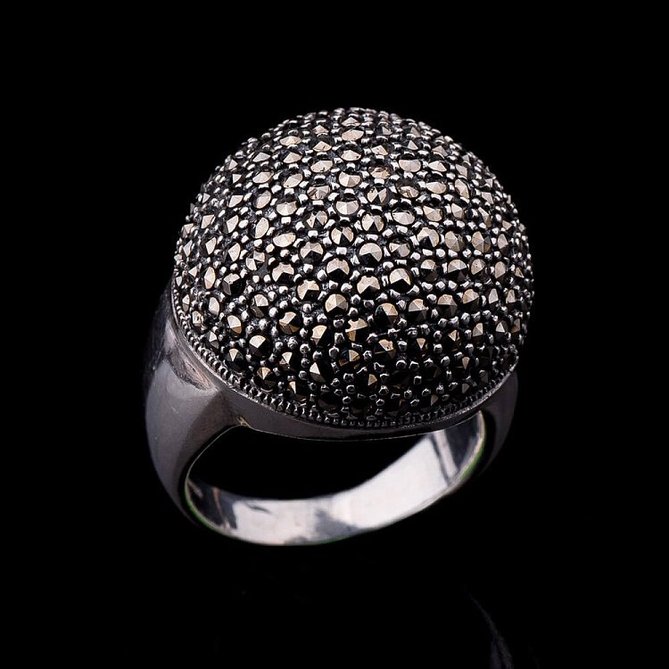 Серебряное кольцо с фианитами 11439 от ювелирного магазина Оникс