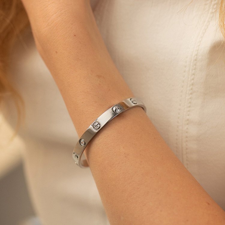 Жорсткий браслет "Love" з білого золота (фіаніт) б03337 від ювелірного магазину Онікс - 2